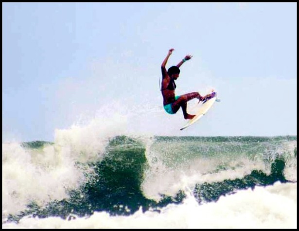women_costa_rica_surfing