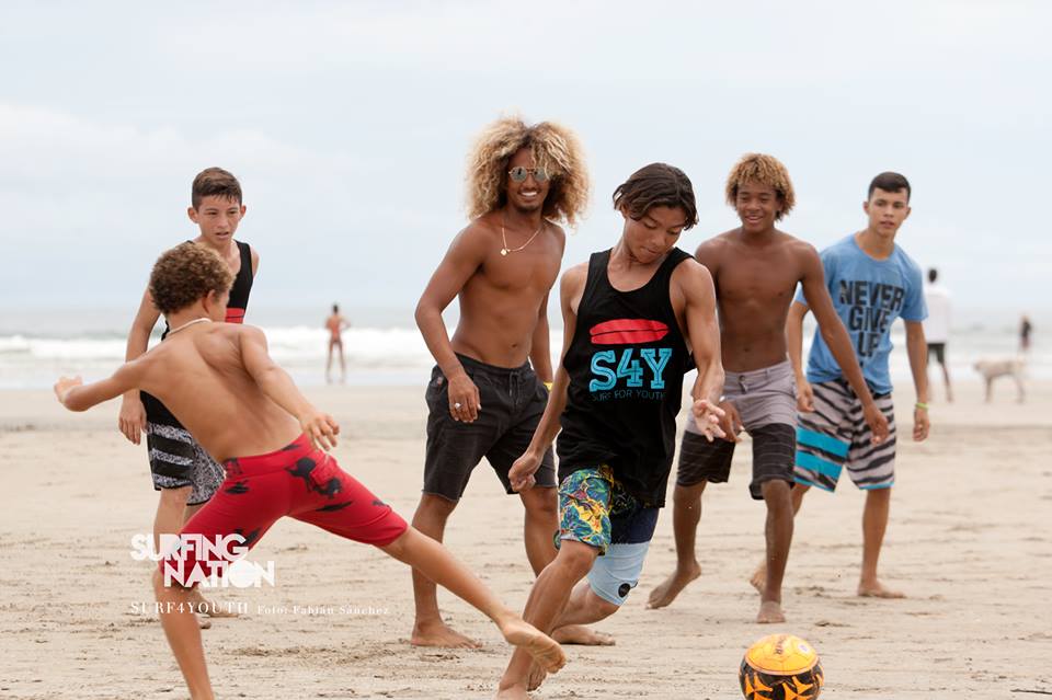 Munoz jugando futbol con los chicos de Tamarindo
