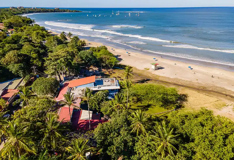 A diferencia de la mayoría de los otros campamentos de surf en Costa Rica, estamos ubicados directamente en la arena con las mejores olas justo en frente. Esto significa que siempre estarás a solo unos pasos del surf