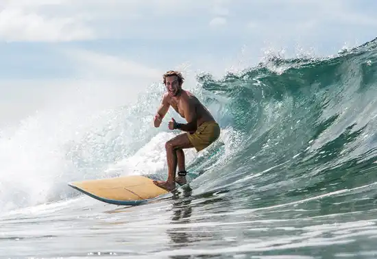 Playa Tamarindo y sus alrededores son ideales para surfistas de todos los niveles. Los principiantes disfrutarán de las olas suaves y fáciles que crean confianza y lo ayudan a mejorar